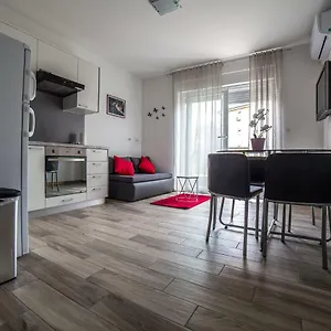  Apartment Studio Apartman Nina